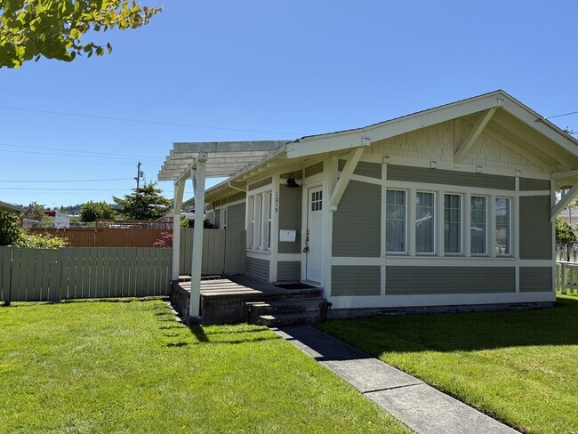 Primary Photo - Charming Downtown Anacortes Home - Avail Now!