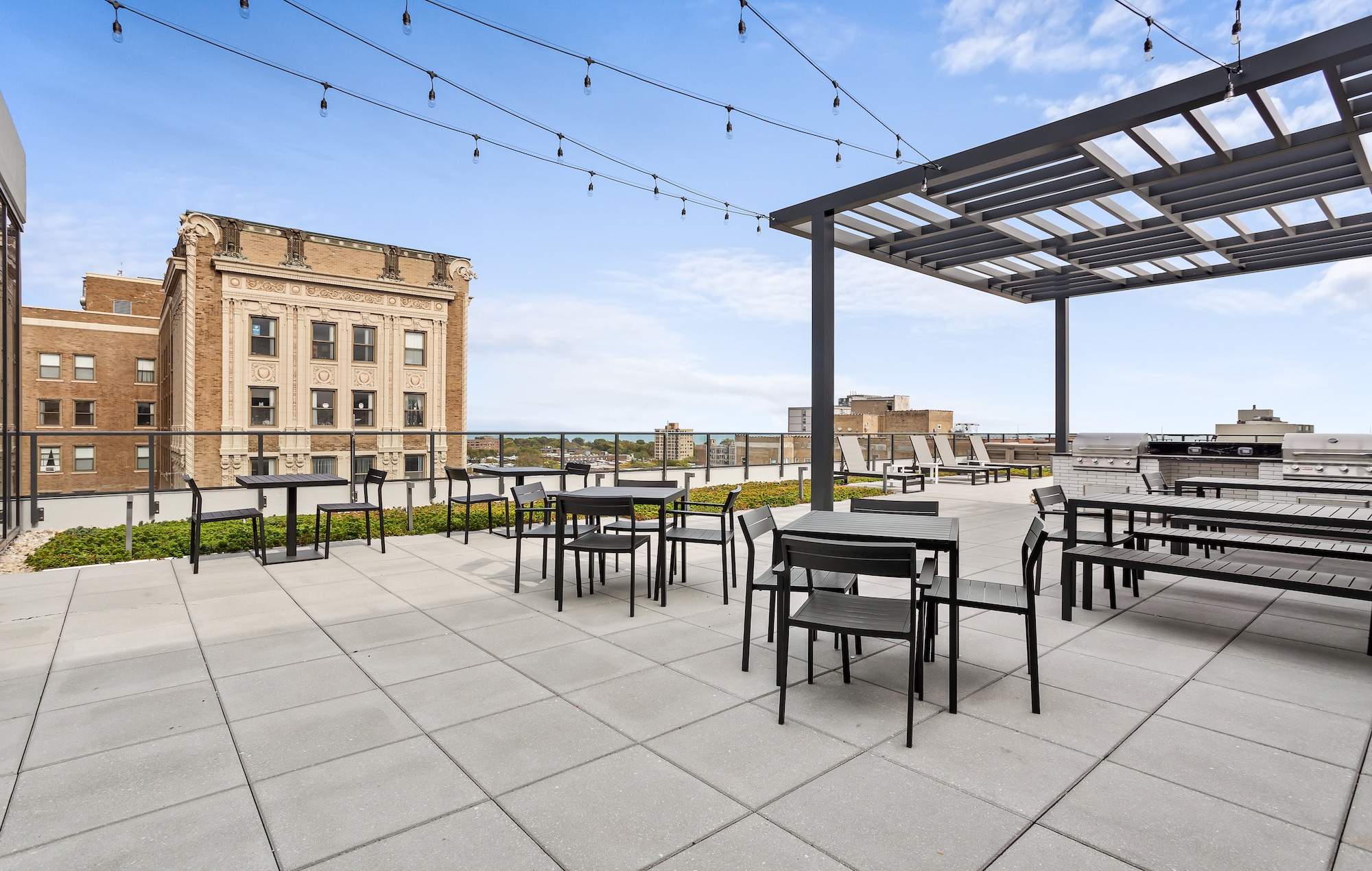 Building Photo - 4550 N Sheridan Rd