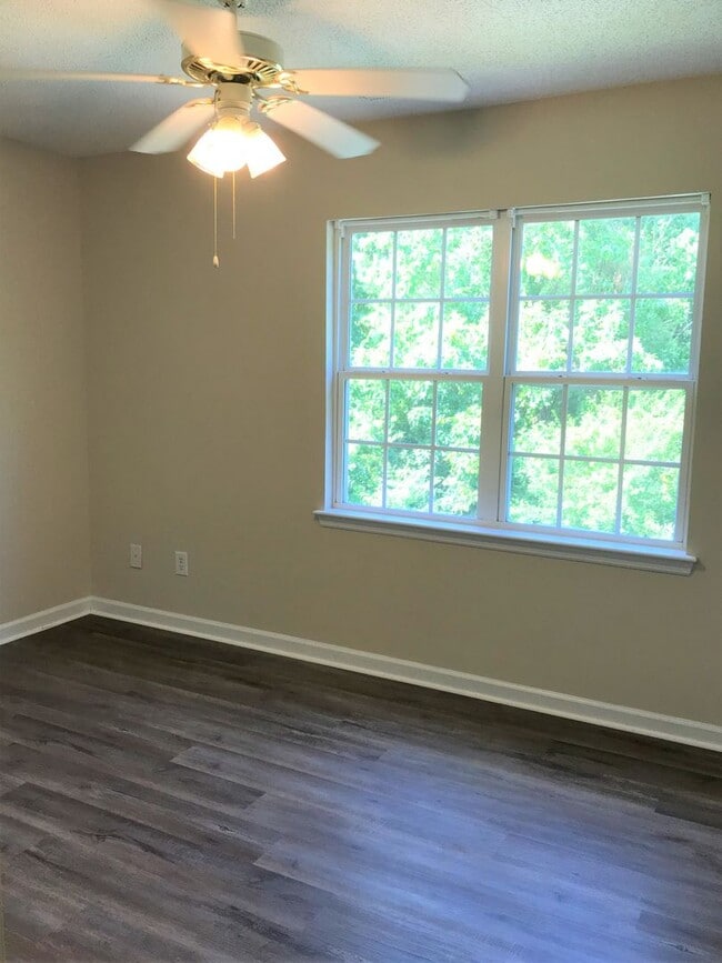 Building Photo - Well Maintained 2 Bedroom 2.5 Bathroom Townhome