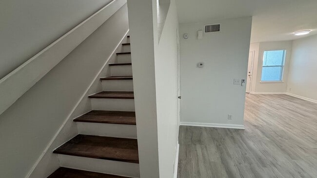 Building Photo - Beautifully Renovated 3-Bed, 2-Bath Townhome