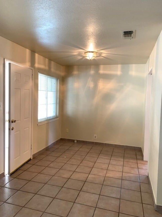 Building Photo - Cozy Three Bedroom, Two Bathroom Home with 2-Car Garage in S. Natomas