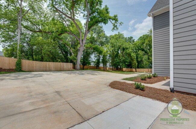 Building Photo - 10 Howard St