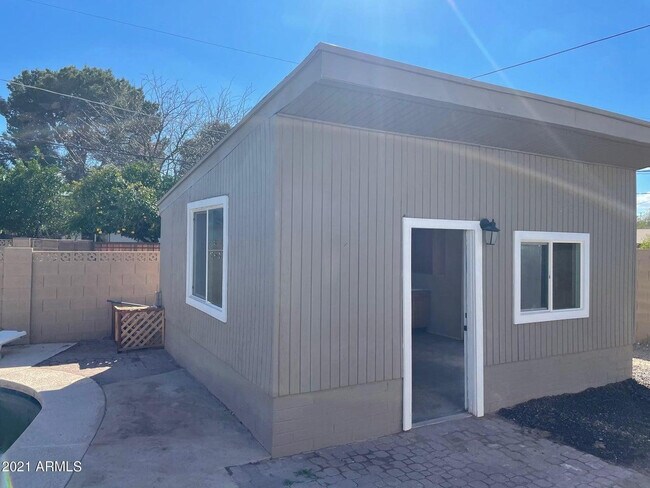 Building Photo - 1609 E Gaylon Dr