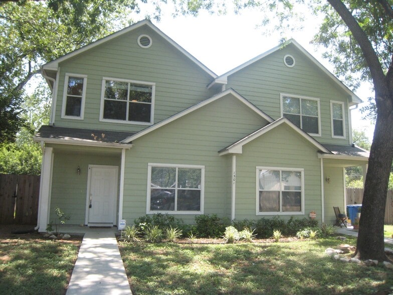 Duplex on extra large lot - 1501 E 3rd St