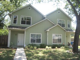 Duplex on extra large lot - 1501 E 3rd St