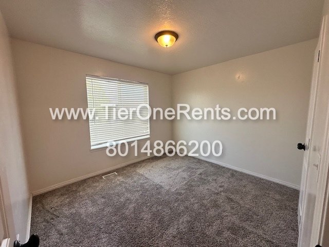 Building Photo - This property offers a NO DEPOSIT option available for qualified renters!