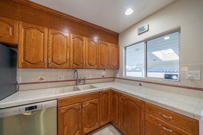 Building Photo - Charming Redondo Beach Home Rental!