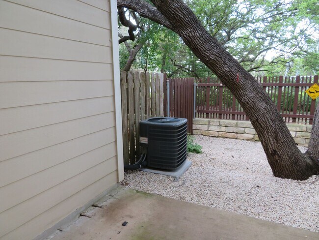 Building Photo - MORADO COVE CONDOS  --  FREE RENT - CALL F...