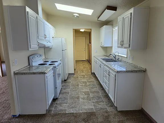 Building Photo - "Charming 4-Bedroom Retreat with Cozy Fireplace in Woodburn – 1900 Sq Ft of Comfort!"