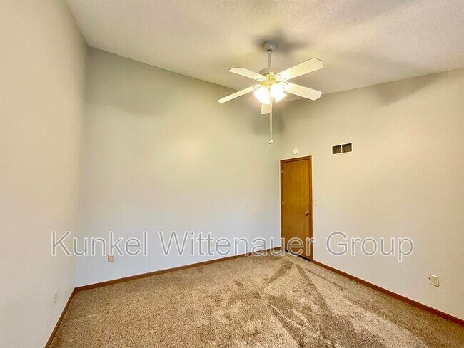 Building Photo - 7 S Cherry Hills