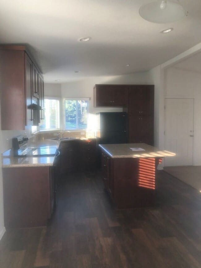 Building Photo - 3 Bed-2 Bath Quaint Single Story Home in Lakeside.