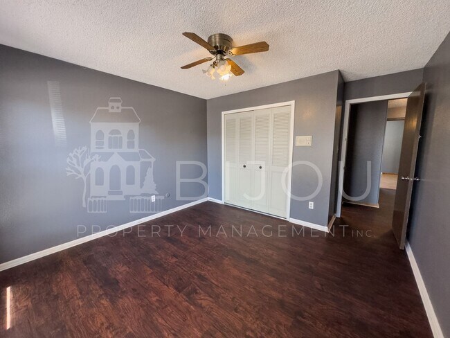 Building Photo - Large Main Level Living
