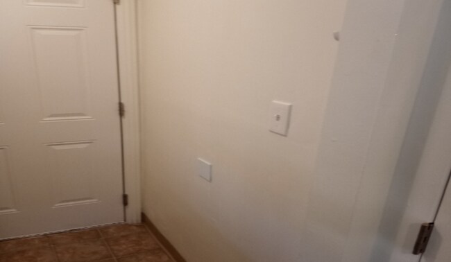 Building Photo - Bright & Cute 1-Bedroom Cottage – Availabl...