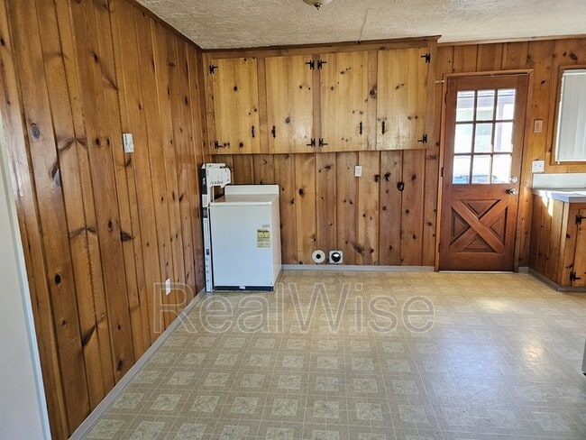 Building Photo - 626 NE Anderson St