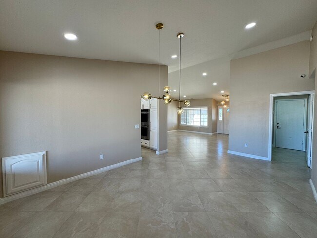 Building Photo - Luxury Skyline Ranch Home with Pool & Stunning Views