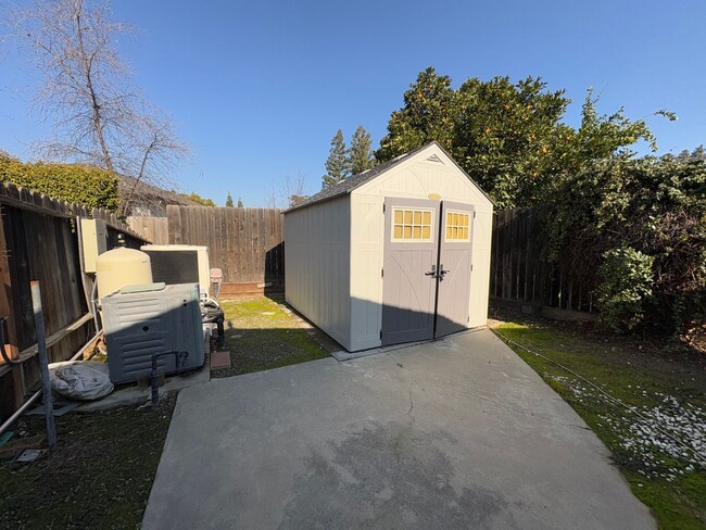 Building Photo - NW Visalia Home Near Country Club Availabl...