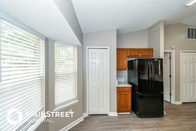 Building Photo - 2428 Justin Rd E