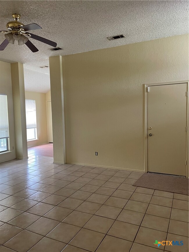 Building Photo - 2404 Bluebonnet Dr