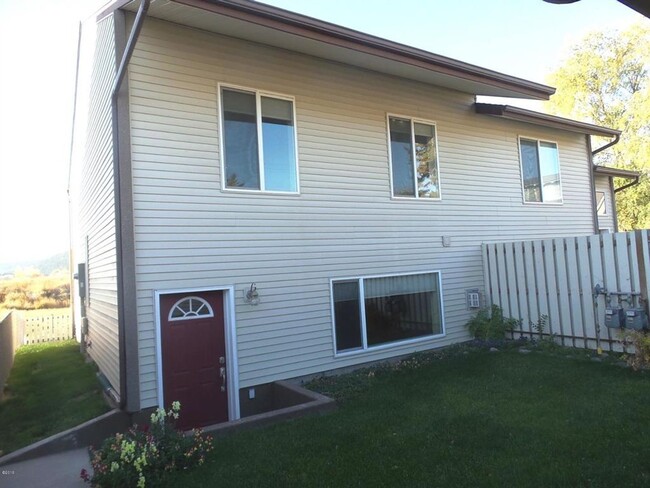 Building Photo - 3 Bed, 2.5 Bath Kalispell Townhome