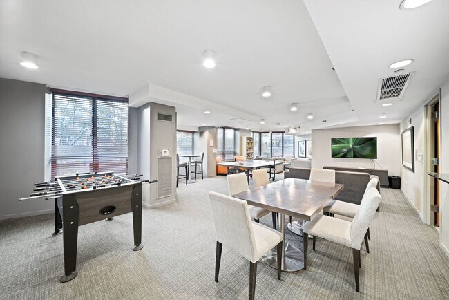 Building Photo - 400 N La Salle Dr