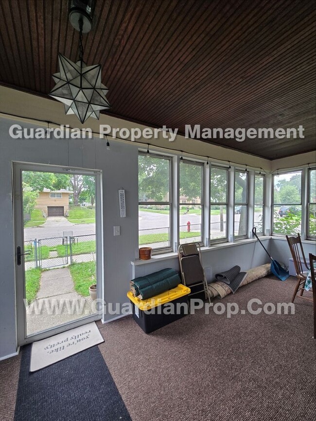 Building Photo - House Available Sep 1st, Move in special for Sep move-in! Updated Kitchen & Baths, Large Fenced Y...