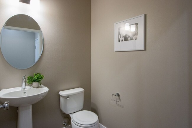 Building Photo - Spacious 1-Bedroom/1.5-Bath, End/Corner un...