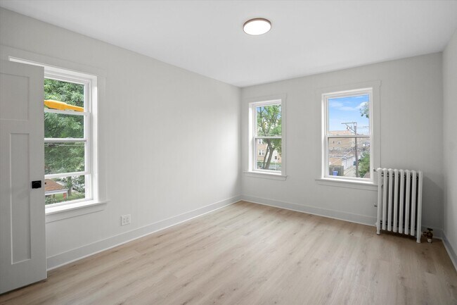 Building Photo - 3035 W Rosemont Ave