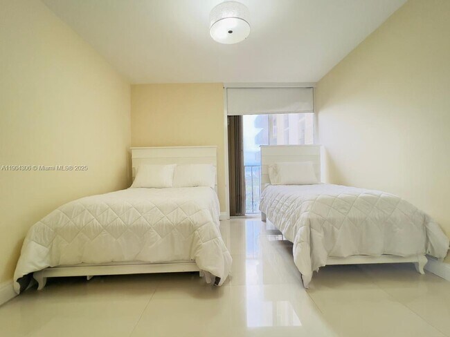 Building Photo - 19355 Turnberry Way