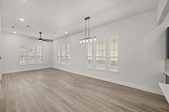 Building Photo - 2116 Everett St