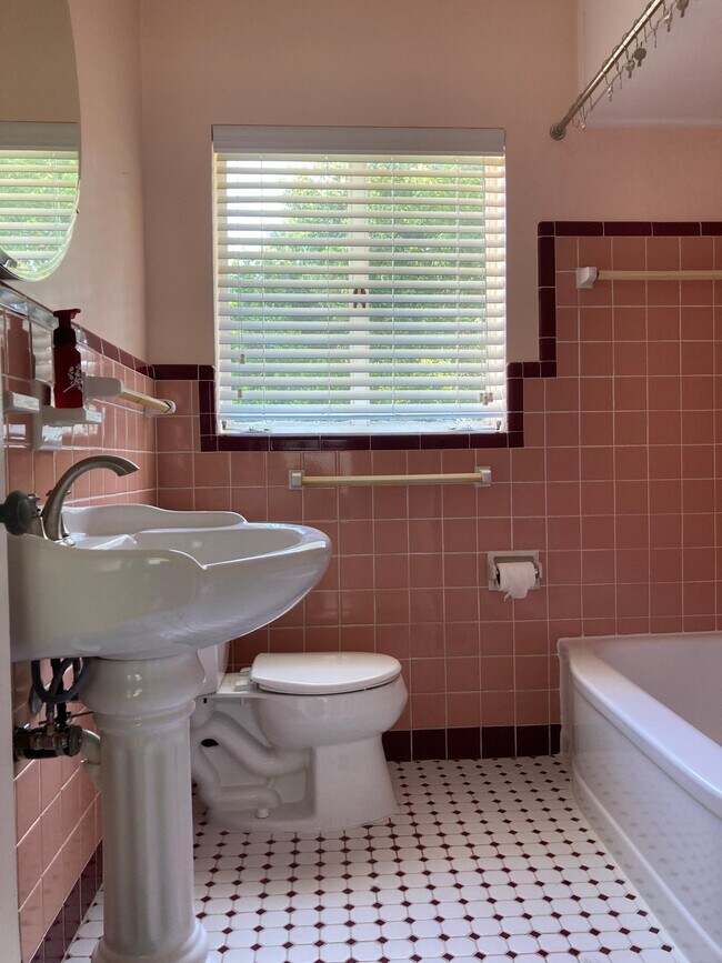 Building Photo - 1651 Knollwood Cir