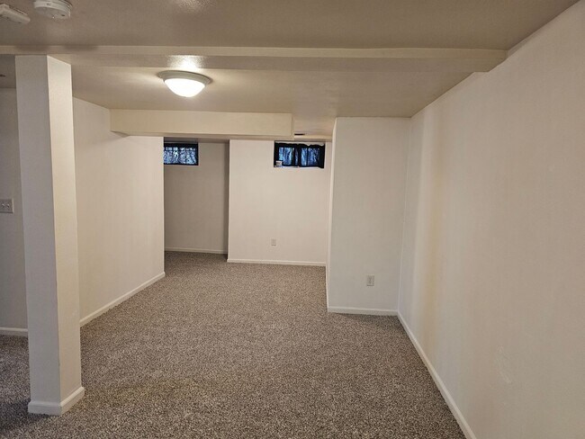 Building Photo - 915 W 28th St