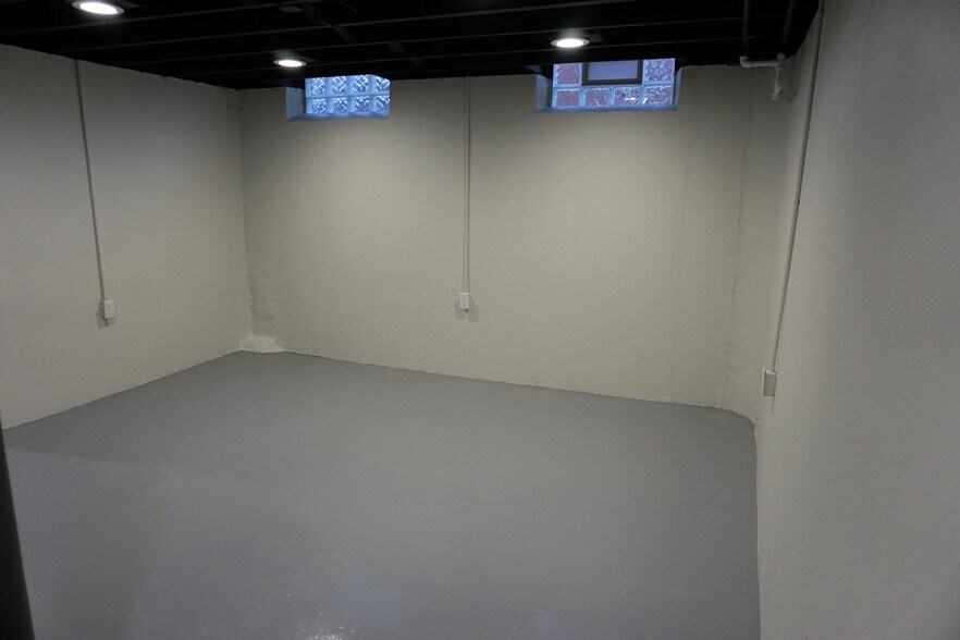 Building Photo - 340 Parkview Dr