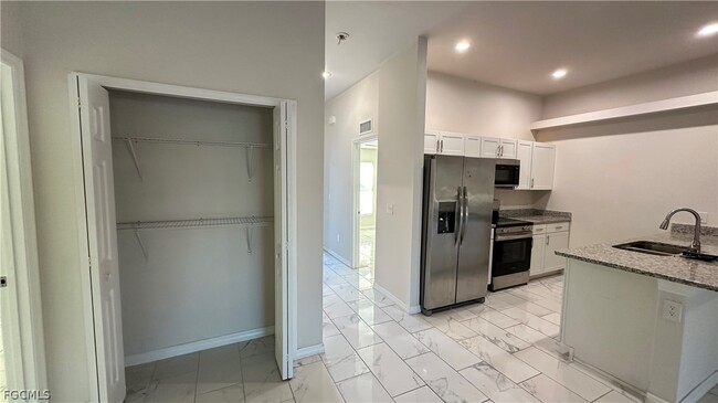 Building Photo - 3303 SW 15th Pl