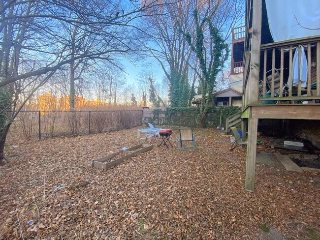 Building Photo - $500 rebate promo!  Cat-Negotiable Apt Near NEU with Laundry in Unit!  Tons of Sunlight