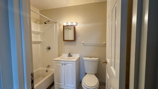 Building Photo - 5 Bedroom 1.5 Bath Spacious Apartment - Heat and Hot Water Included