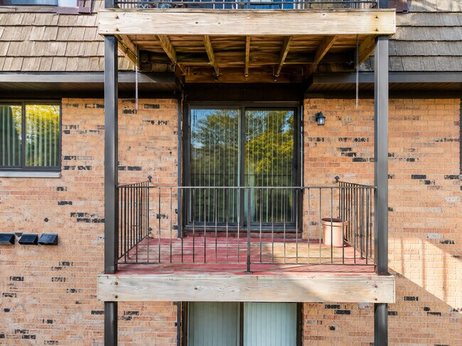 Building Photo - 8 Oak Creek Dr