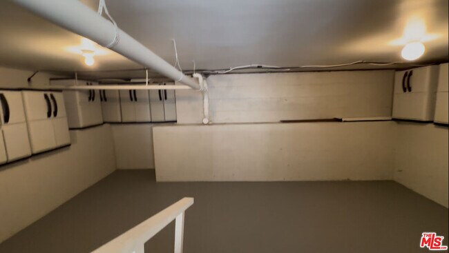 Building Photo - 11260 Overland Ave
