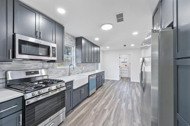 Building Photo - 205 Elmwood St