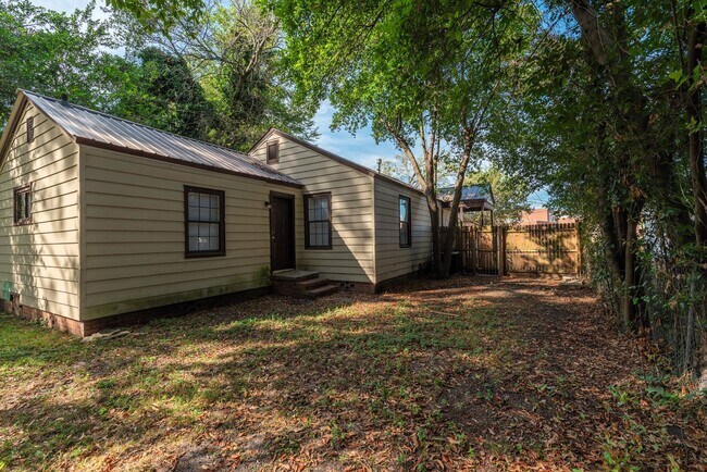 Building Photo - $1,200 - 3 bed/2 bath house for rent in Midtown Augusta, with fenced back yard