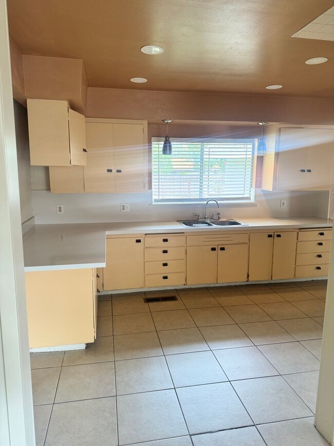 Building Photo - Single Family Home