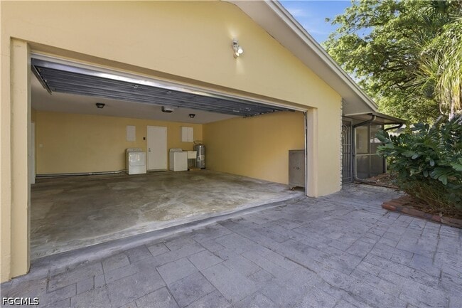 Building Photo - 4652 Siesta Cir