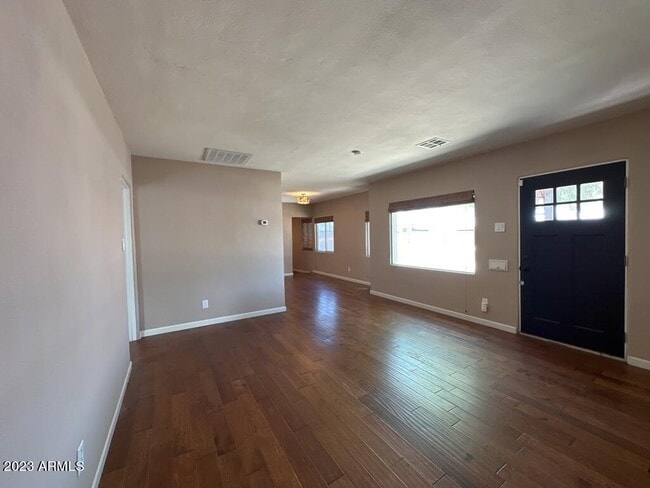 Building Photo - 1501 E Palm Ln