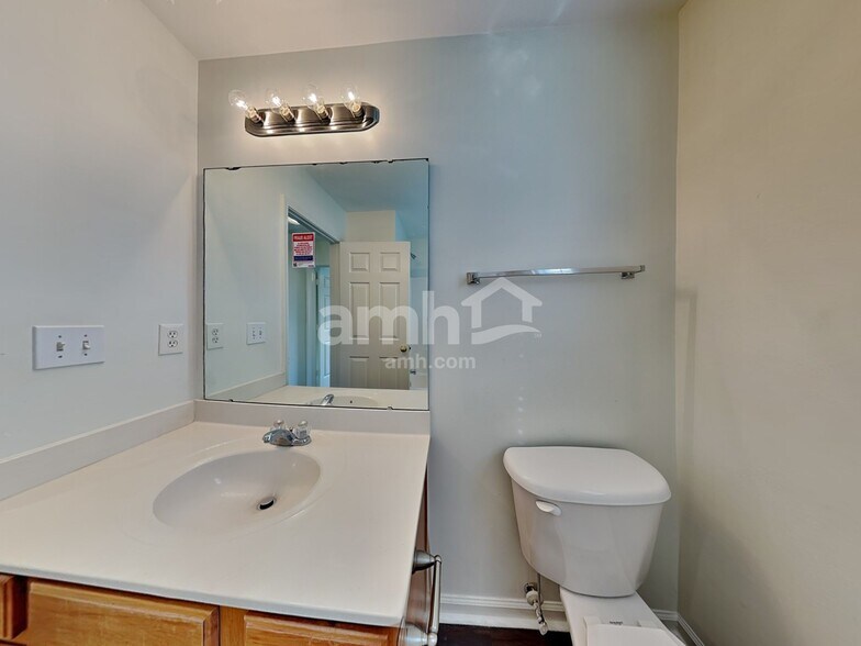 Building Photo - 218 Bellport Dr