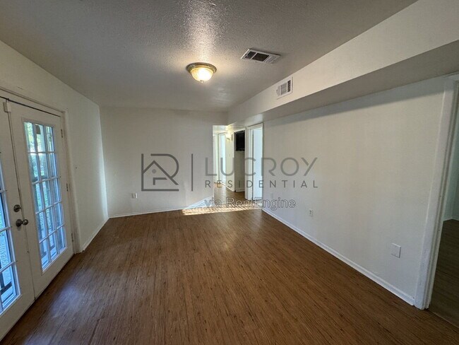 Building Photo - 2716 Woodside Dr