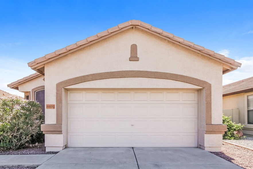 Primary Photo - 6601 W Lawrence Ln