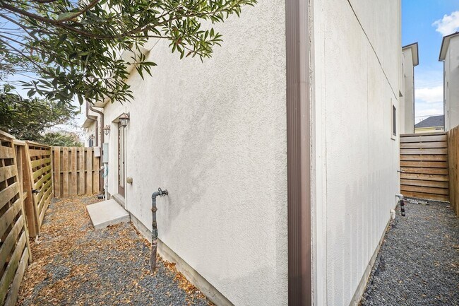 Building Photo - 2547 S Calumet St