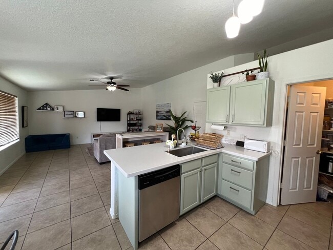 Building Photo - SOLAR & POOL HOME!