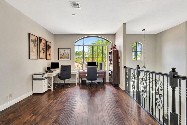Building Photo - 10400 Trianon Pl
