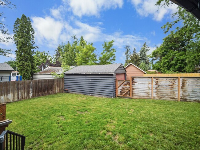 Building Photo - Spacious Unfurnished Home in Northwest Spokane