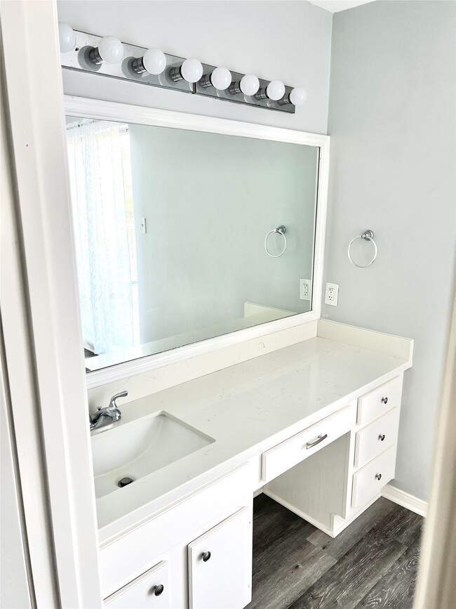 Building Photo - 800 Country Pl Dr